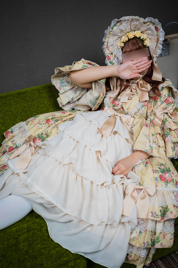ロリータ服を著てポーズをとる女の子