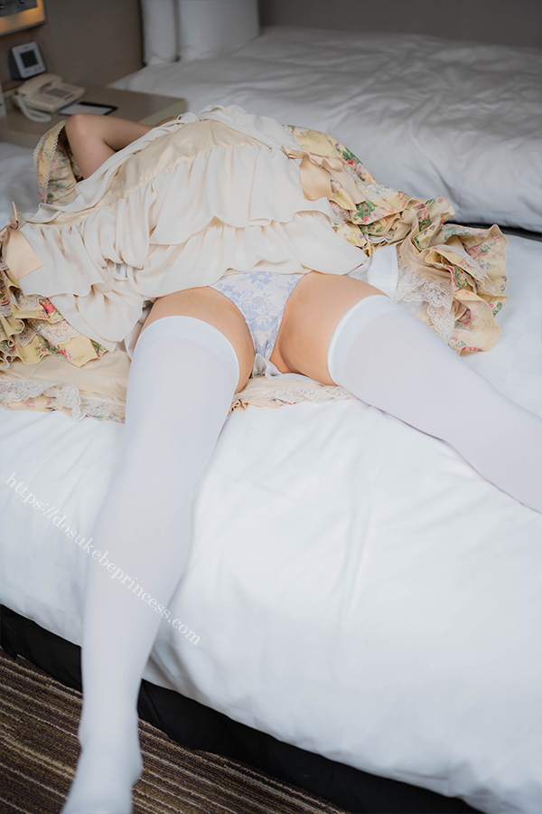 ロリータ服のスカートをまくりパンティを見せる女の子