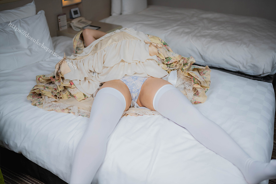ロリータ服のスカートをまくりパンティを見せる女の子