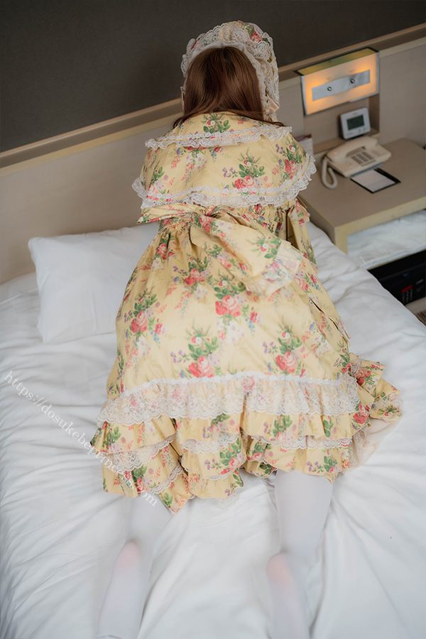 ロリータ服のスカートをまくりパンティを見せる女の子