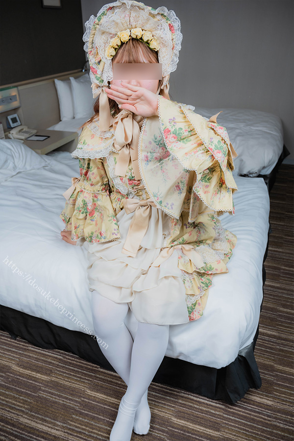 ロリータ服を著てポーズをとる女の子