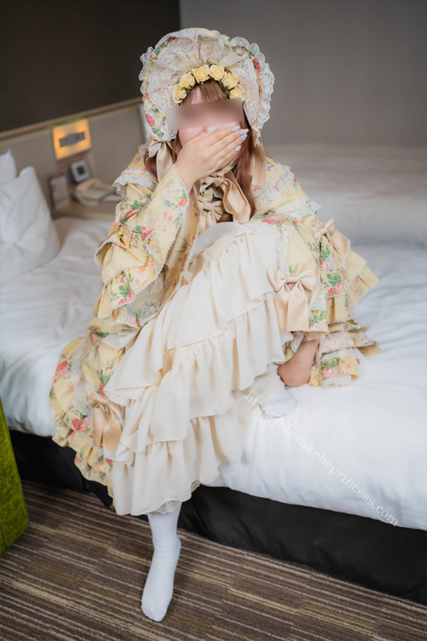 ロリータ服を着てポーズをとる女の子