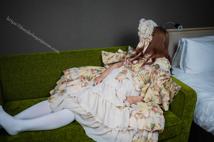 ロリータ服を著てポーズをとる女の子