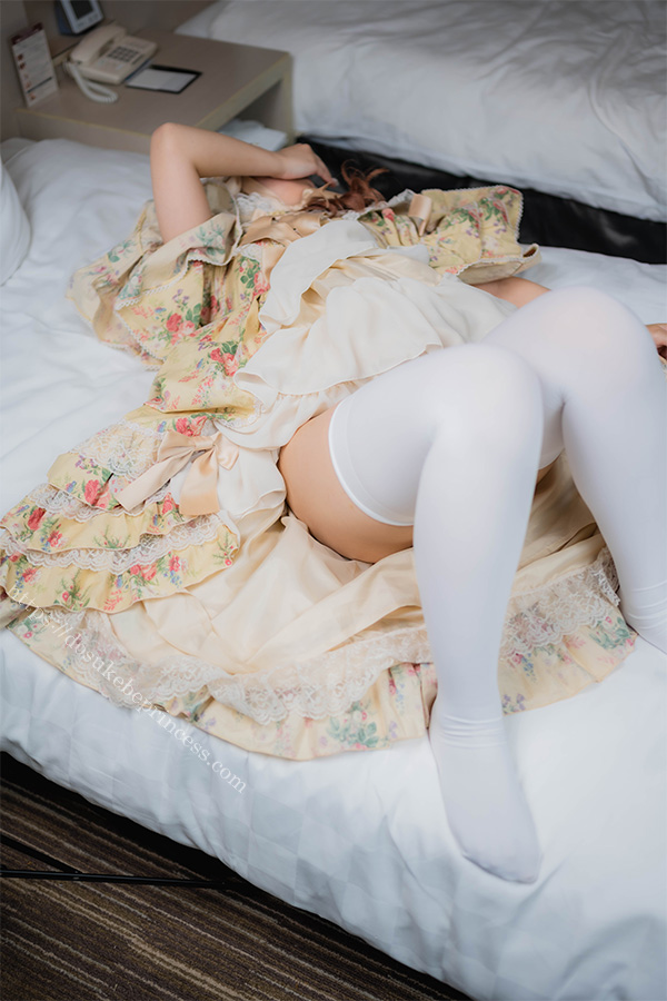 ロリータ服のスカートをまくりパンティを見せる女の子