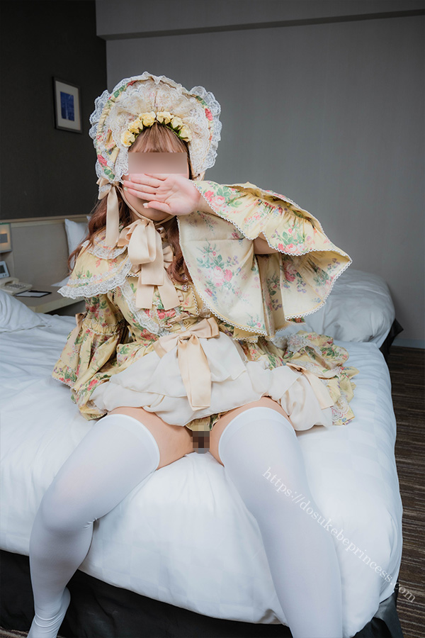 ロリータ服のスカートをまくってオマンコをチラ見せする女の子