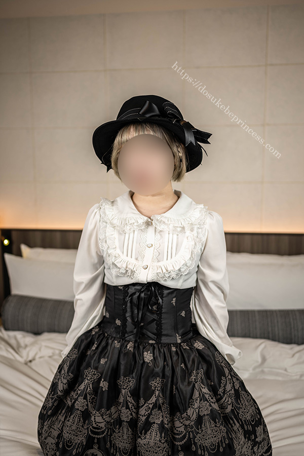 コルセットスカートのロリータ服を著た女の子