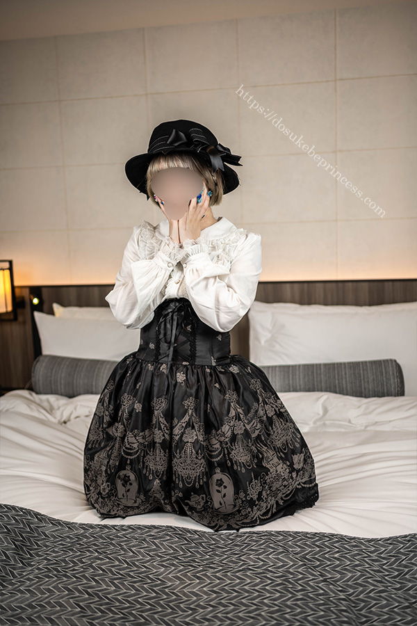 コルセットスカートのロリータ服を著た女の子