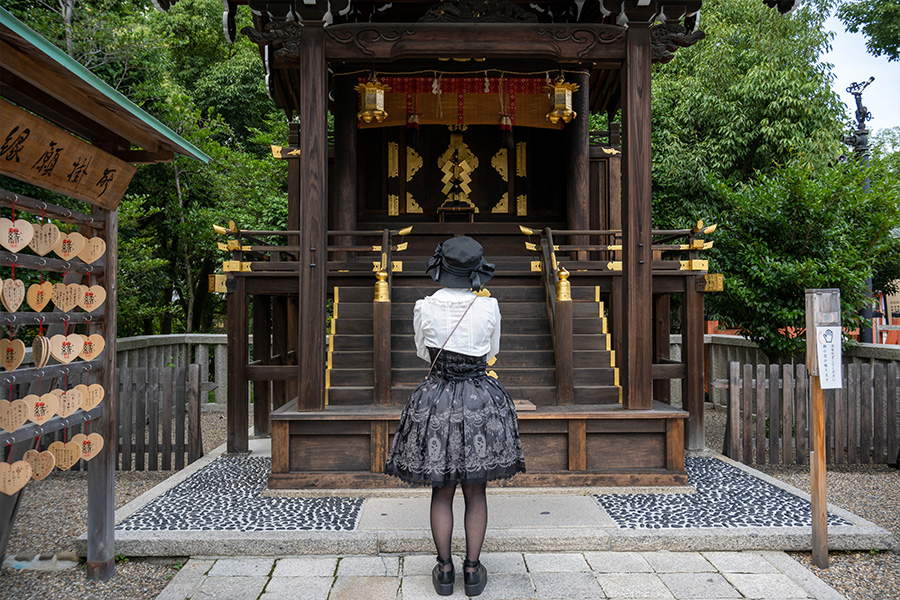 京都八坂神社とロリータ服の女の子