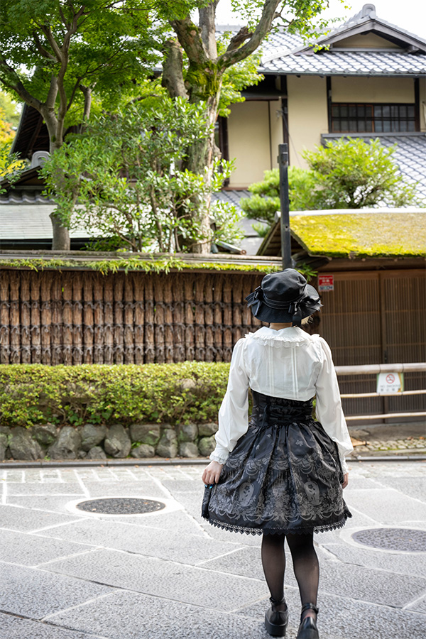 京都ねねの道をあるくロリータ服の女の子