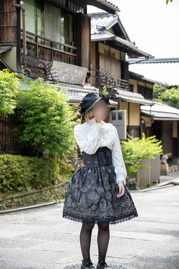 京都ねねの道をあるくロリータ服の女の子