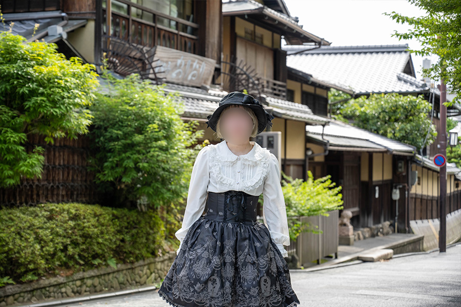 京都ねねの道をあるくロリータ服の女の子