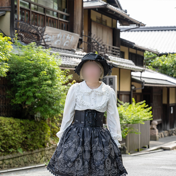 京都ねねの道をあるくロリータ服の女の子