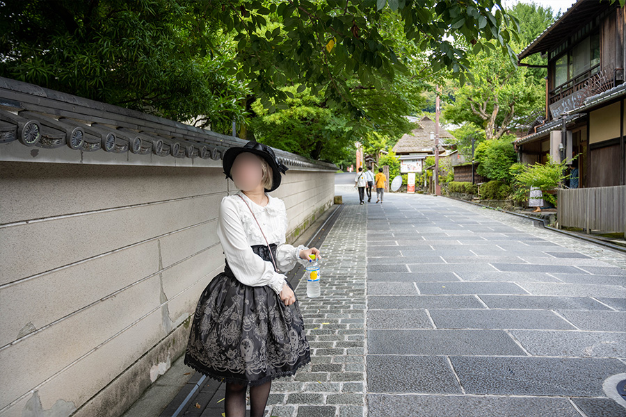 京都ねねの道をあるくロリータ服の女の子