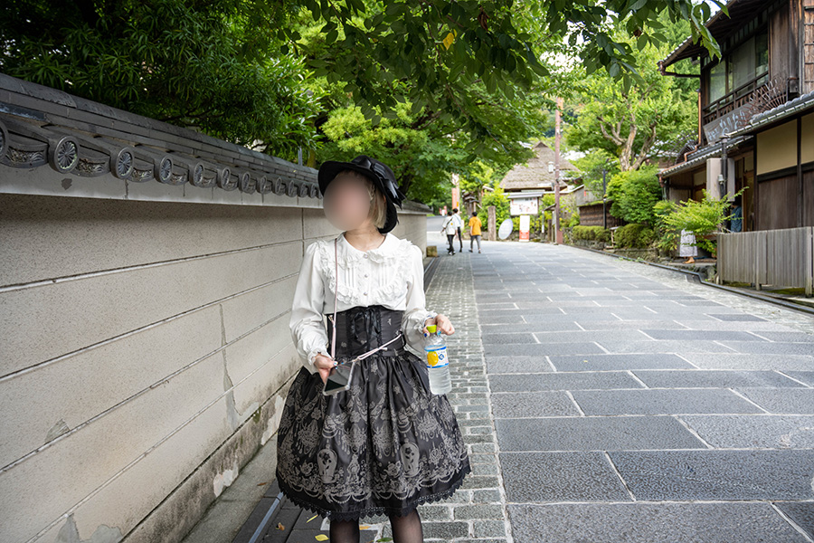 京都ねねの道をあるくロリータ服の女の子