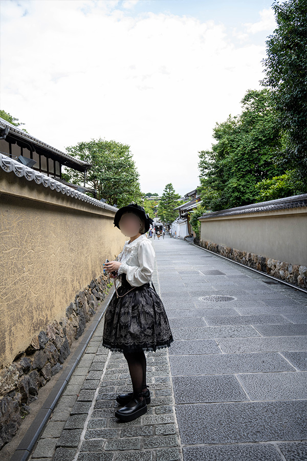 京都ねねの道をあるくロリータ服の女の子