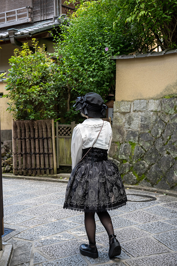 京都ねねの道をあるくロリータ服の女の子