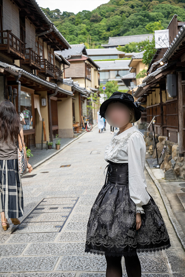 京都ねねの道をあるくロリータ服の女の子