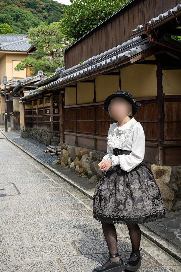 京都ねねの道をあるくロリータ服の女の子