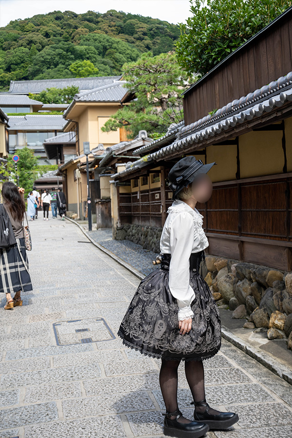 京都ねねの道をあるくロリータ服の女の子