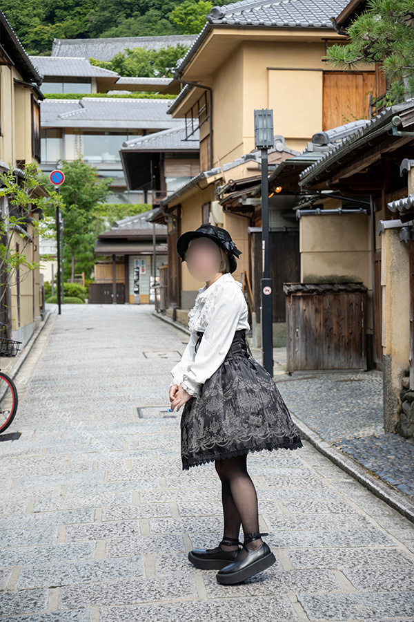 京都ねねの道をあるくロリータ服の女の子