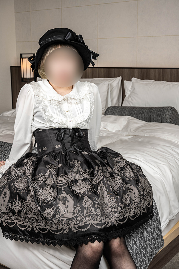 ベッドの上でポーズをとるロリータ服の女の子