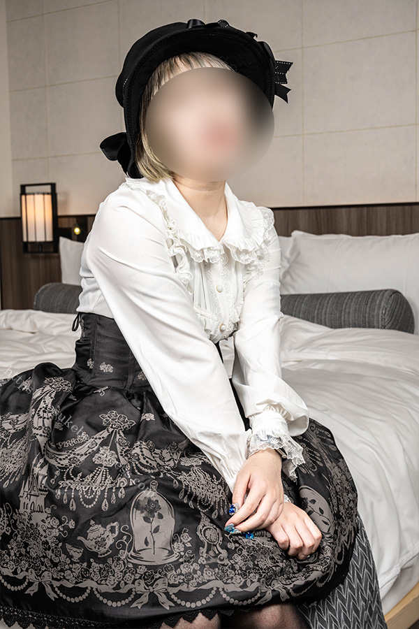 ベッドの上でポーズをとるロリータ服の女の子