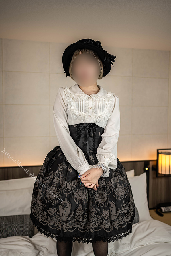 ベッドの上でポーズをとるロリータ服の女の子