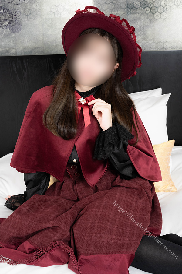 ロリータ服を著てポーズをとる女の子