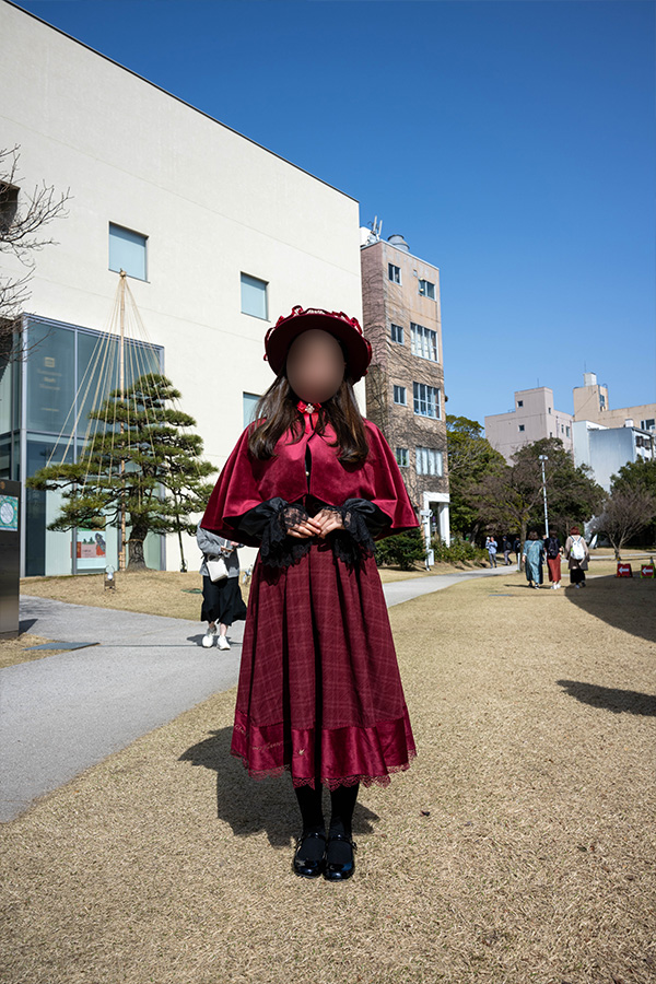 21世紀美術館の庭でポーズをとる女の子