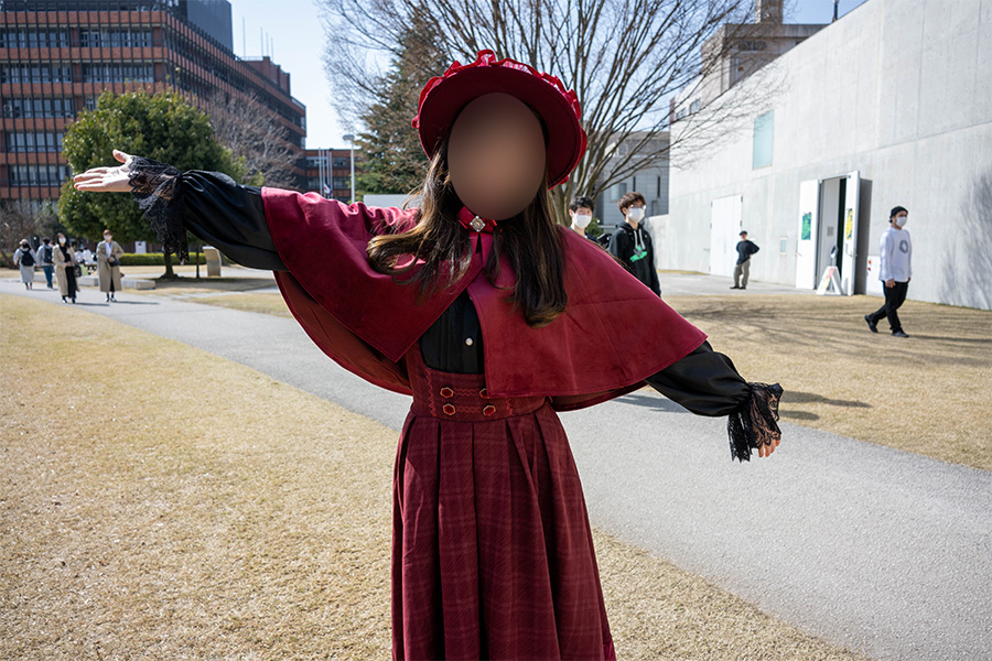21世紀美術館の庭でポーズをとる女の子