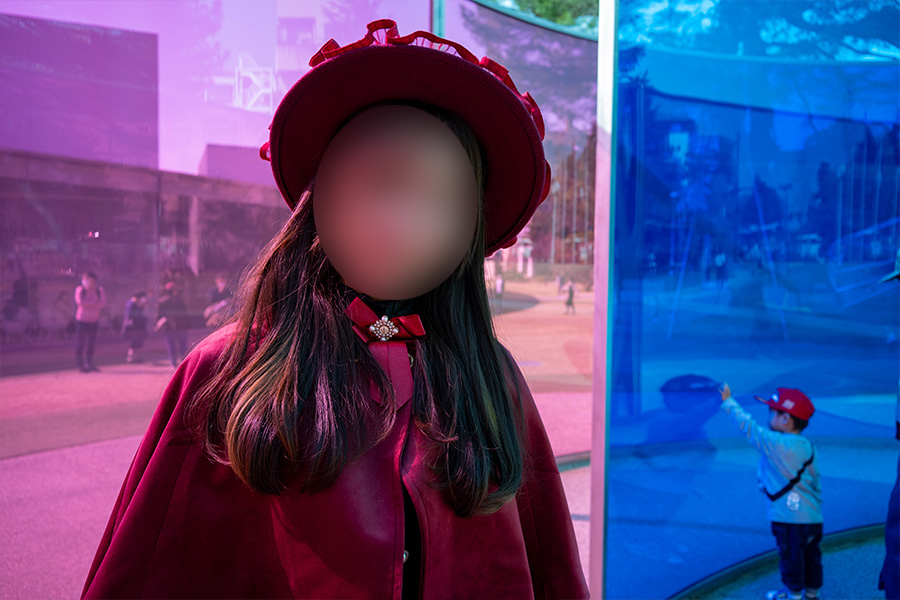 21世紀美術館の展示の中でポーズをとる女の子