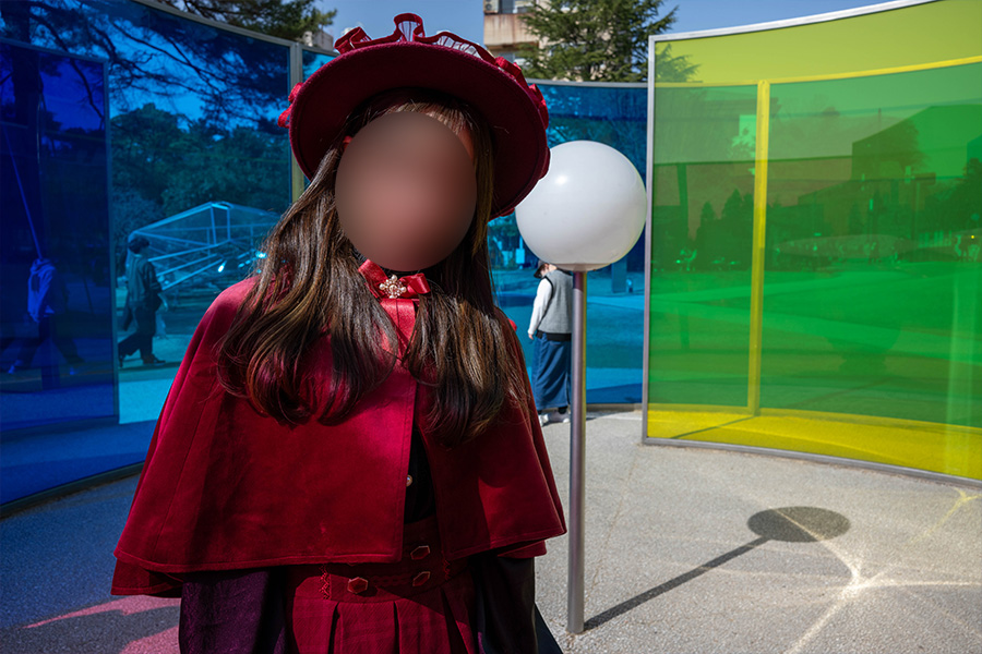 21世紀美術館の展示の中でポーズをとる女の子