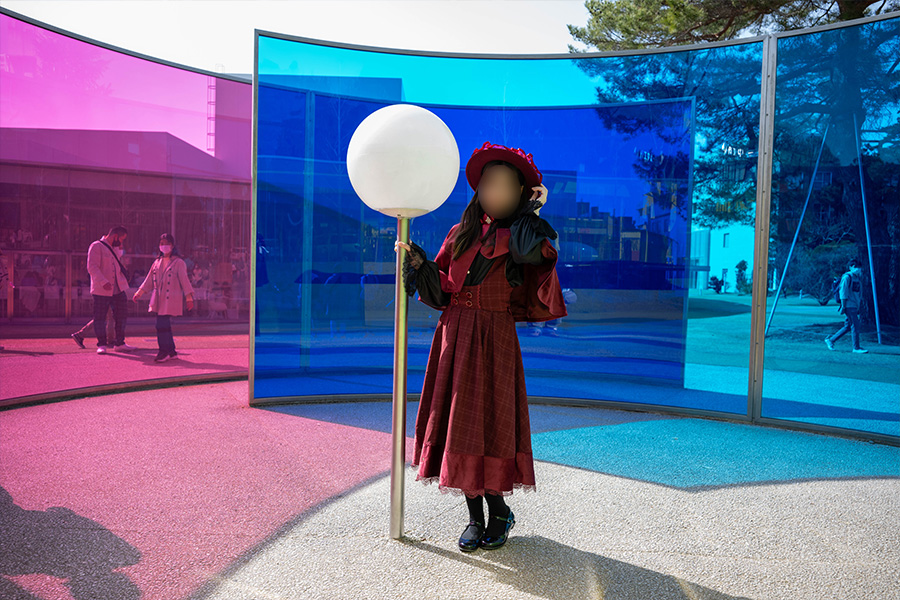 21世紀美術館の展示の中でポーズをとる女の子
