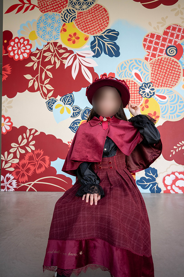 金沢市21世紀美術館の展示の前に座るロリータ服の女の子