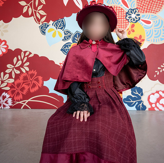 21世紀美術館の展示前に座るロリータ服の女の子