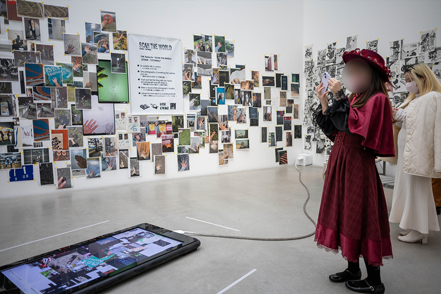 金沢市21世紀美術館の展示の写真を撮るロリータ服の女の子