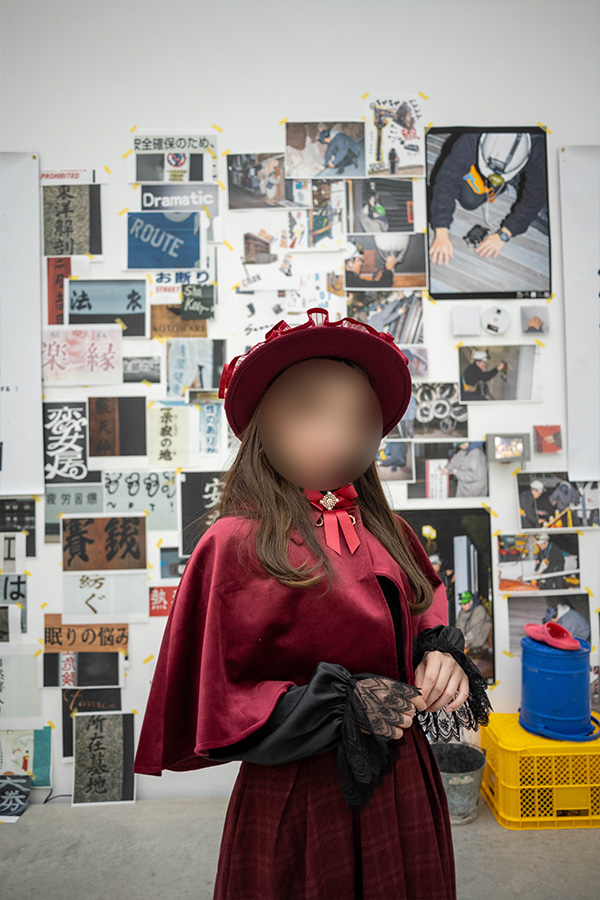 金沢市21世紀美術館の展示の前でポーズをとるロリータ服の女の子
