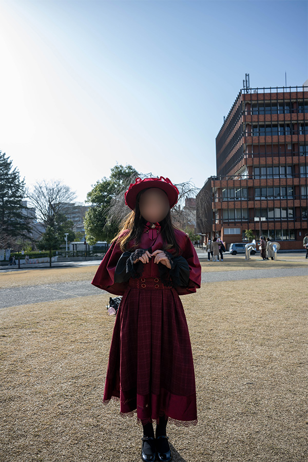 金沢市21世紀美術館の前でポーズをとるロリータ服の女の子