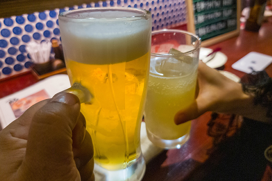 はち丸 金沢駅前店で乾杯をする男女