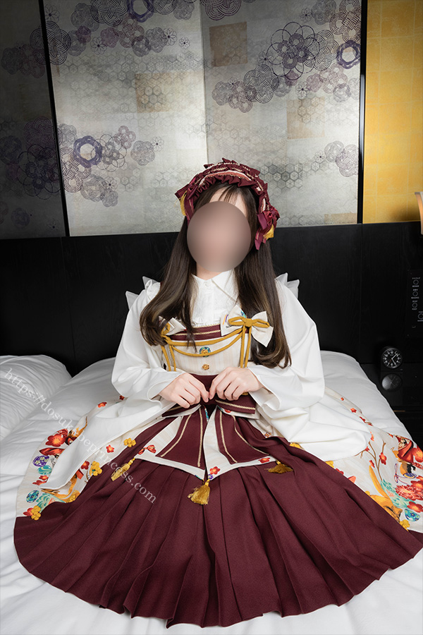 和ロリのロリータ服を著てポーズをとる女の子