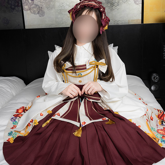 和ロリのロリータ服を著てポーズをとる女の子