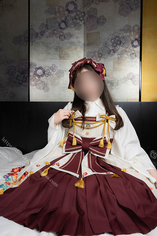 和ロリのロリータ服を著てポーズをとる女の子