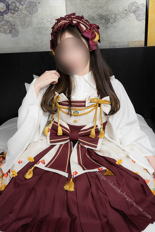 和ロリのロリータ服を著てポーズをとる女の子