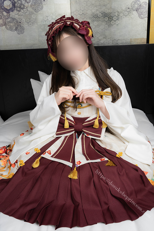 和ロリのロリータ服を著てポーズをとる女の子