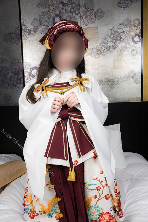 和ロリのロリータ服を著てポーズをとる女の子
