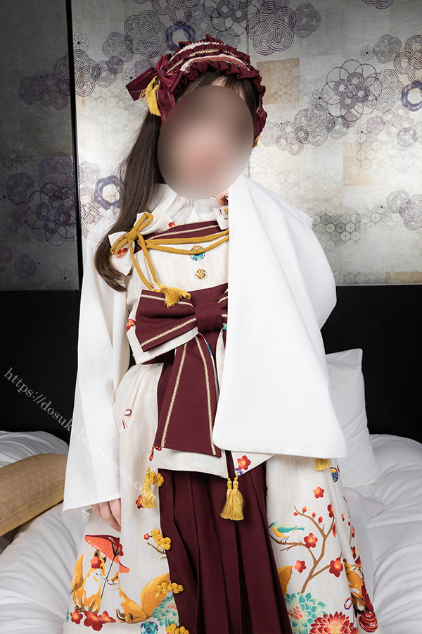 和ロリのロリータ服を著てポーズをとる女の子