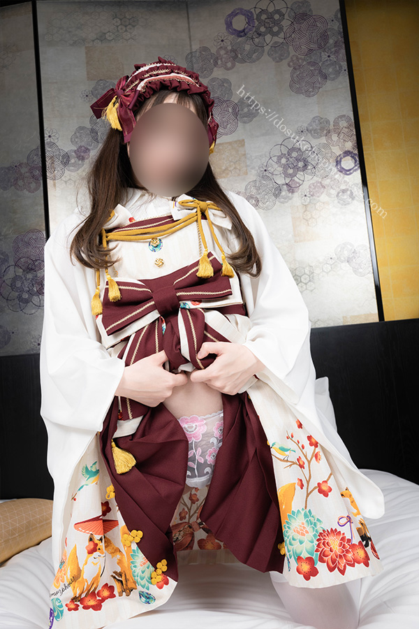 和ロリのロリータ服のスカートをまくりパンティを見せる女の子