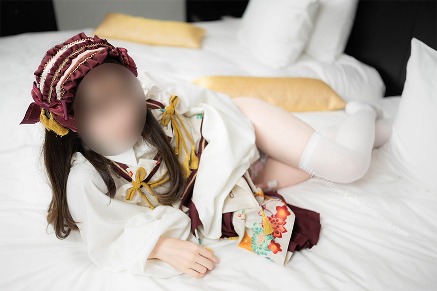 和ロリのロリータ服のスカートをまくってパンティを見せる女の子