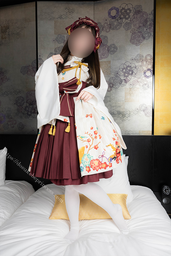 和ロリのロリータ服を著てポーズをとる女の子