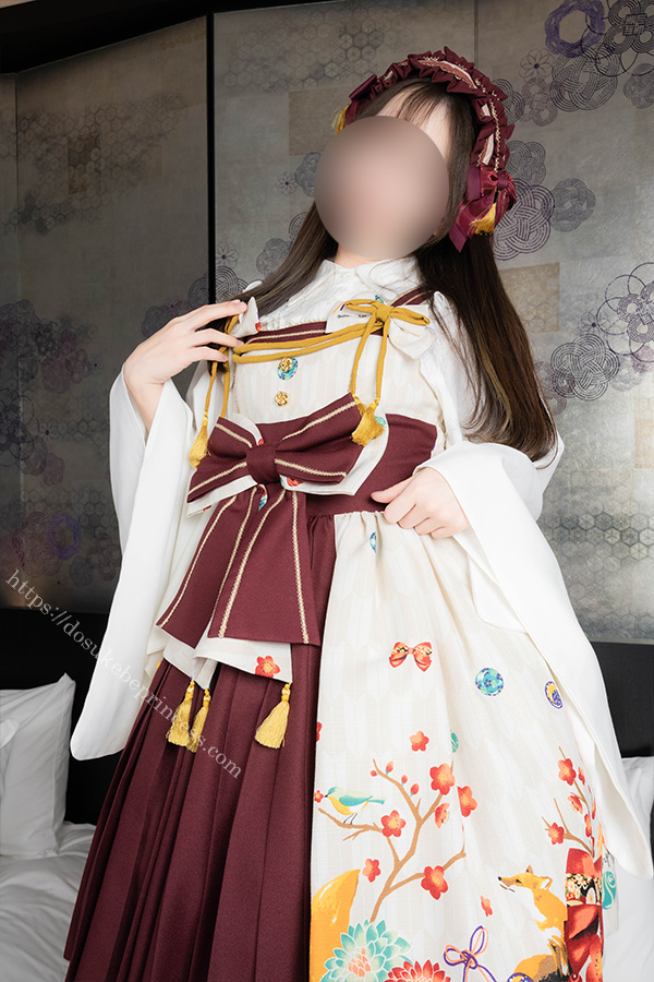 和ロリのロリータ服を著てポーズをとる女の子